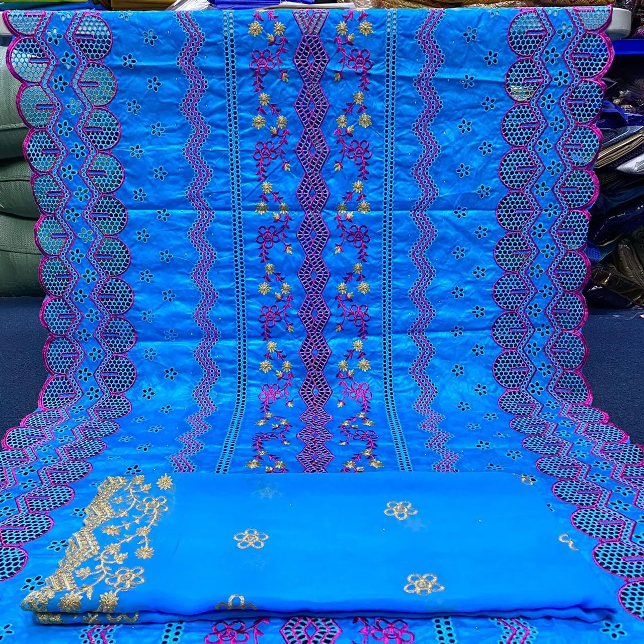 

Женская кружевная ткань, Роскошная ткань Bazin Brode, новейшее качество, в дубайском стиле, 5 ярдов, швейный материал для женского свадебного плат...