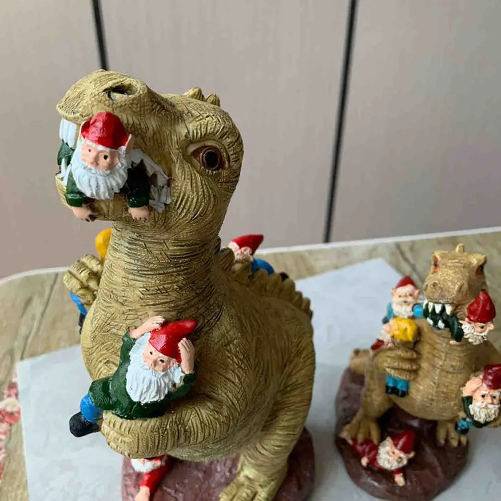 Гном, кормящийся дварф-динозавром, садовое искусство на открытом воздухе, статуэтка из смолы, творческий подарок, украшения.
