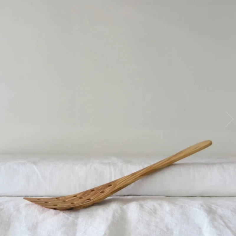 

Wood Wide Pierced Spatula Handcrafted Turner Cooking Utensils Non-Stick Large Stirring Utensil with Holes Wooden Curved Spurtle