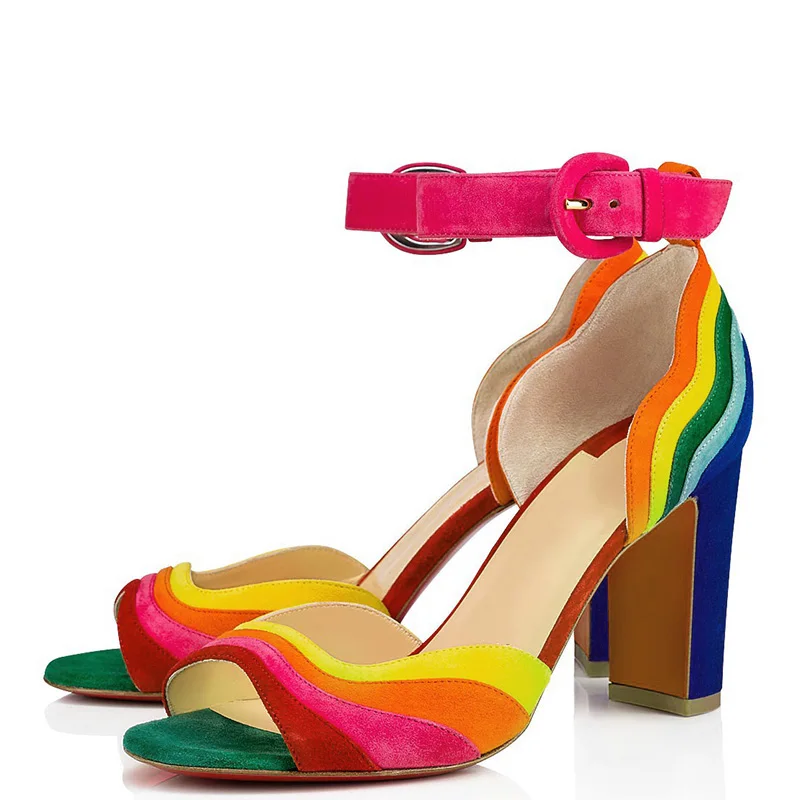 Разноцветные босоножки на высоком массивном каблуке с ремешком и пряжкой