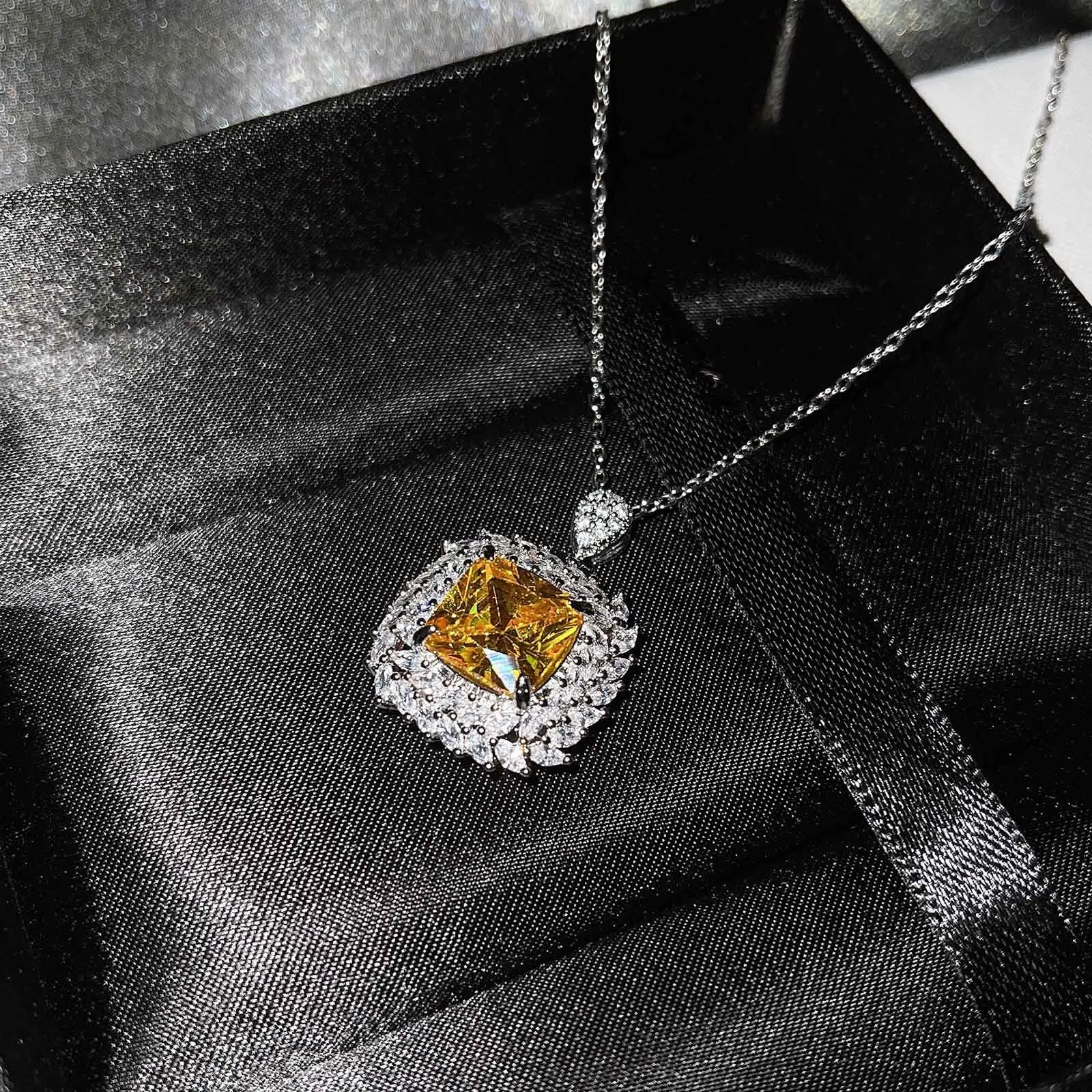 

HOYON The New Luxury Treasure Set Inlaid with Ascher Yellow Diamonds style Topaz Blue Argyle Powder Ring Earrings Pendants