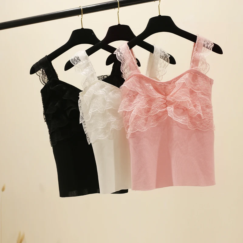 Женский трикотажный топ HELIAR розовый укороченный с кружевом и бретельками лето