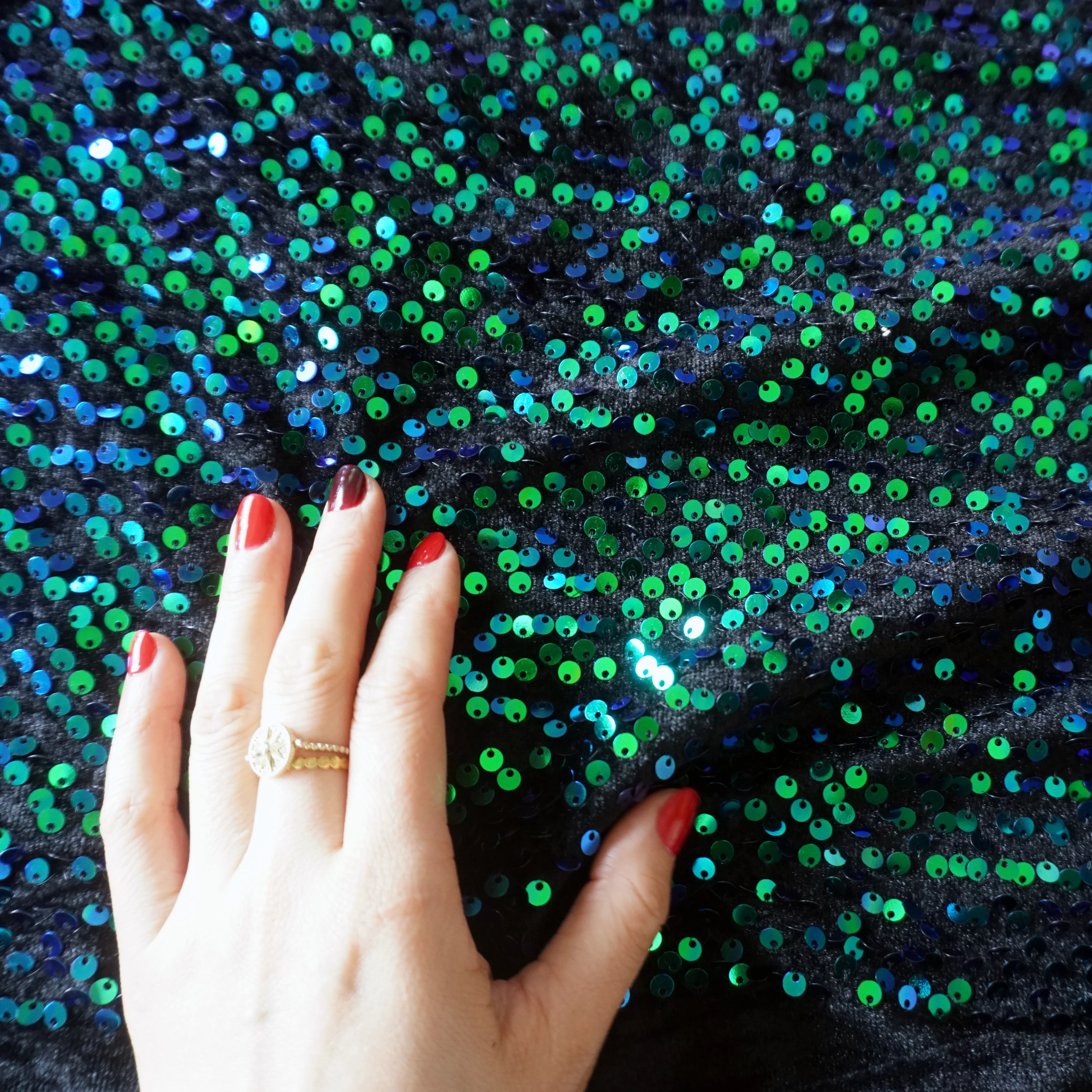 Фланелевая ткань с блестками плотная качественная кружевная для шитья платья!