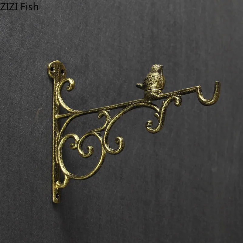 

European Style Retro Metal Wall Hanging Hook Up Golden Bird Triangular Hollow Background Wall Hanging Home Storage Decoration