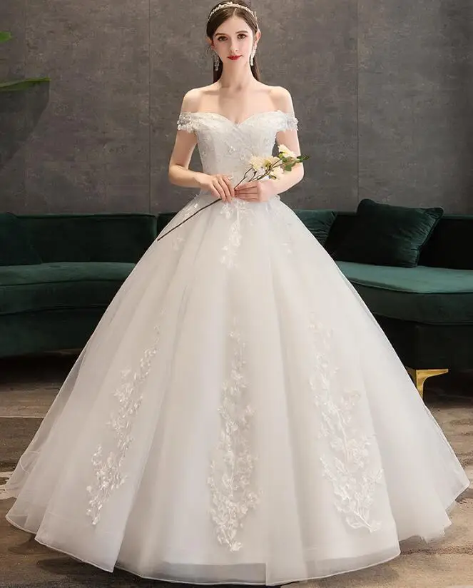 Простое кружевное свадебное платье с открытыми плечами и V-образным вырезом |