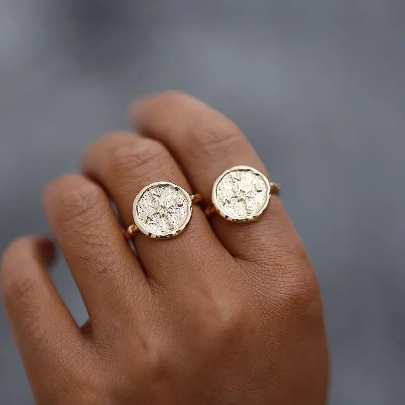 

Design Sense Bohemian Gold Hammering Travel Wandering Compass Round Dial Ring Vintage Best Friend Ring Female Graduation Gift