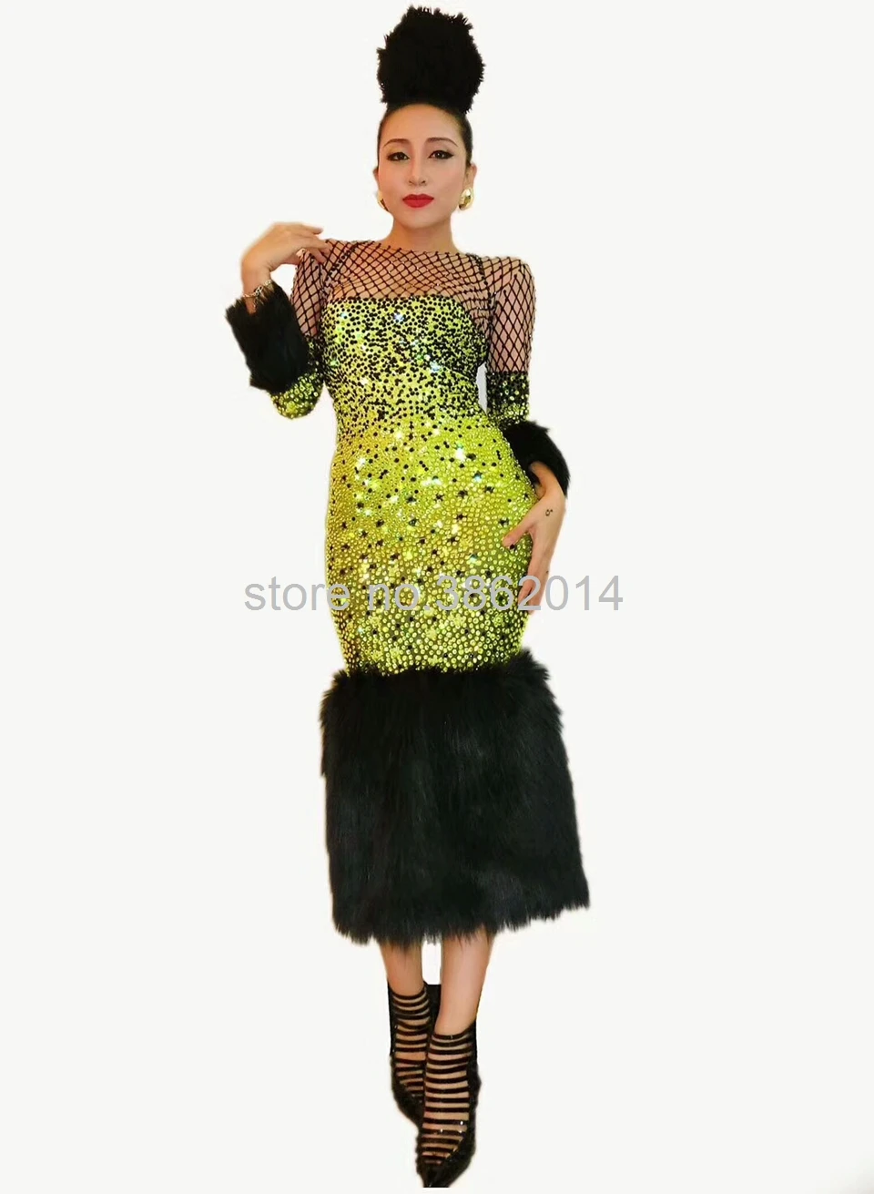 Женское платье с перьями вечернее знаменитости кристаллами зеленое для