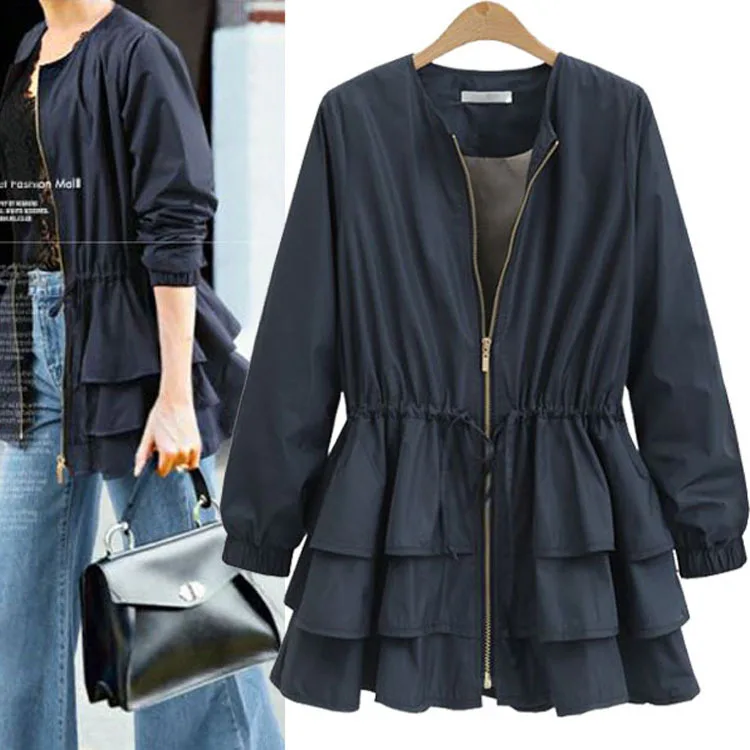 Женское длинное приталенное платье черное однотонное пальто с оборками ветровка