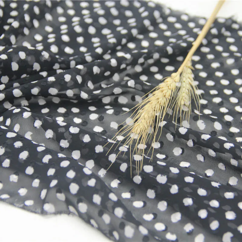 

Черно-белые точки прозрачный 100% полиэстер шифон для резки мотив Пелерина ткани на тонком для летней одежды платьев, юбок, блузок, рубашка