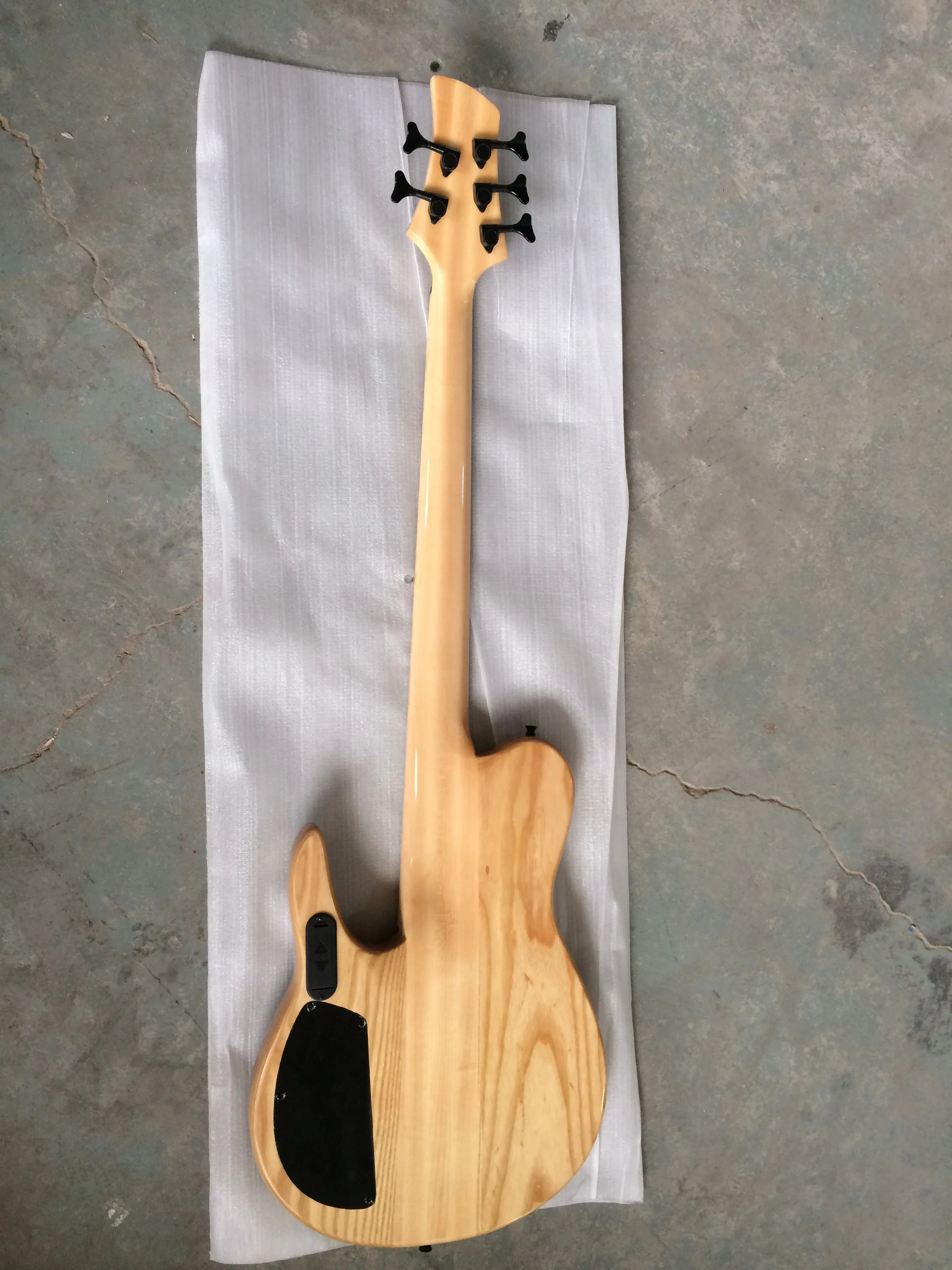 Высокое качество бабочка 5 струн золы древесины бас гитара шея через корпус для