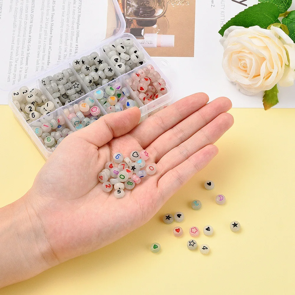 

Уникальные светящиеся бусины в комплекте, 480 шт., искусственное сердце и звезда, Смешанные акриловые бусины, арабские цифры, бусины для изгот...