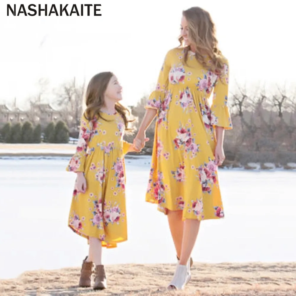 NASHAKAITE/платья для мамы и дочки; сезон весна-осень; платье с цветочным рисунком и расклешенными рукавами; одежда для мамы и дочки; moeder dochter kleding