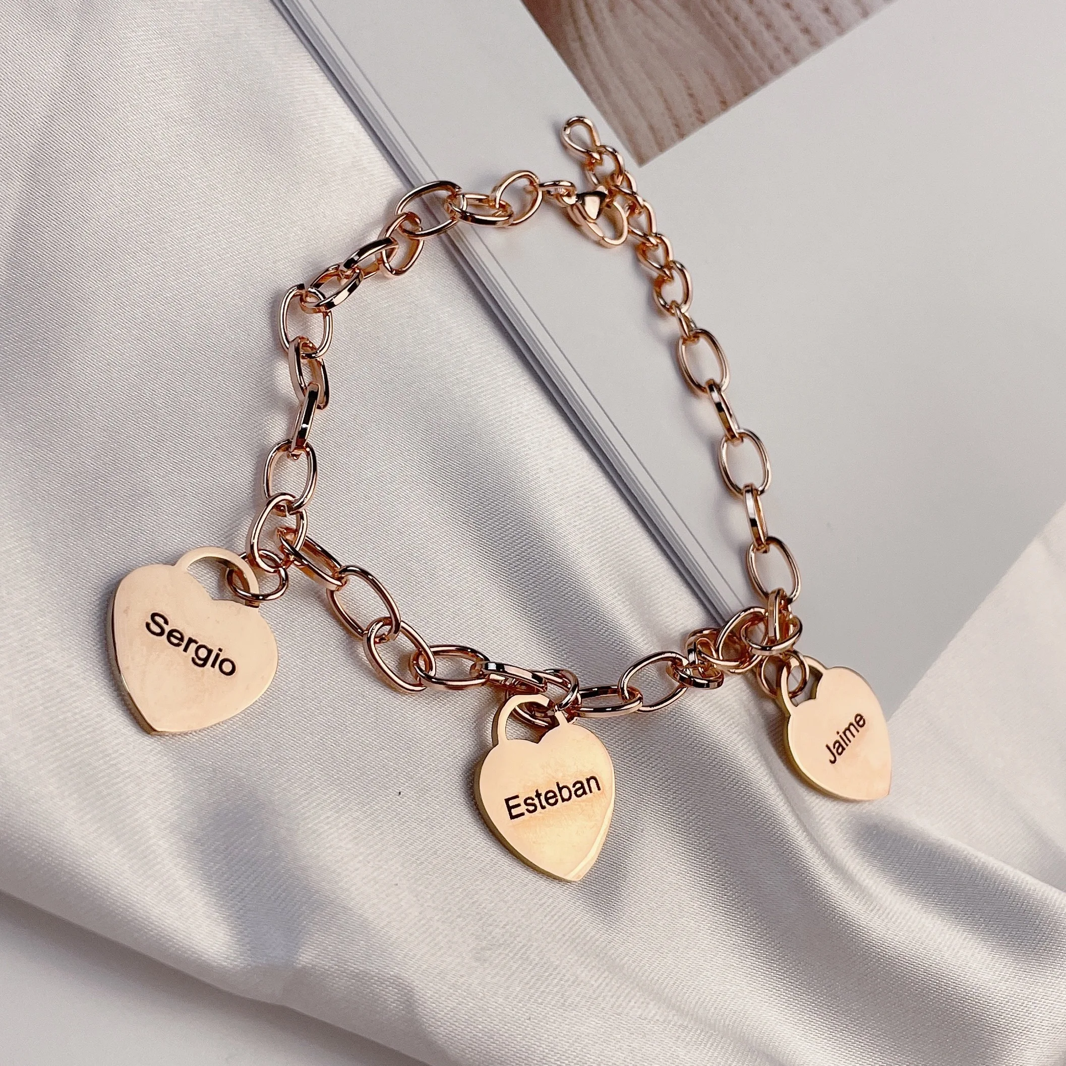 

Браслеты LeoWu из нержавеющей стали с подвеской в виде сердца для женщин, Подарочные ювелирные украшения для вечеринок с гравировкой текста, о...