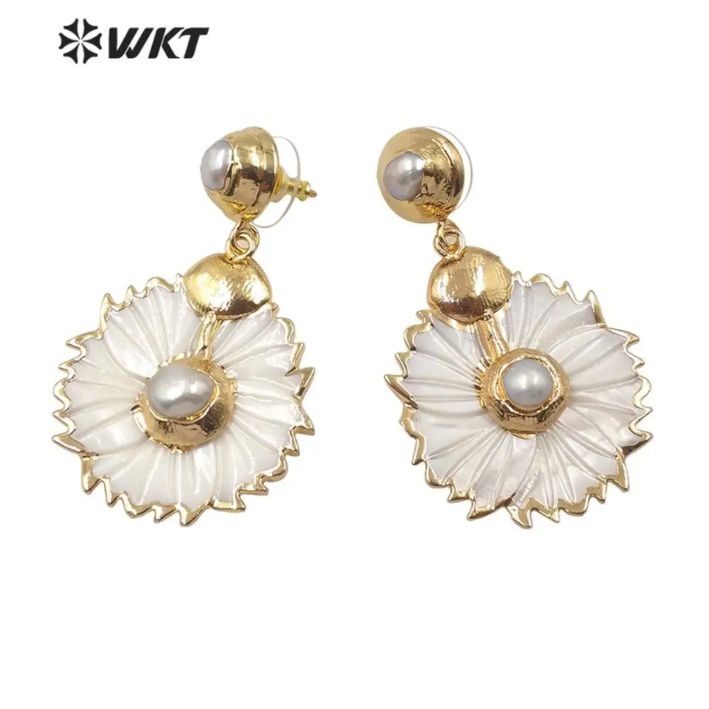

WT-E590 New approach lady elegant white shell flower earring natural gold color white flower shell earring with pearl charm
