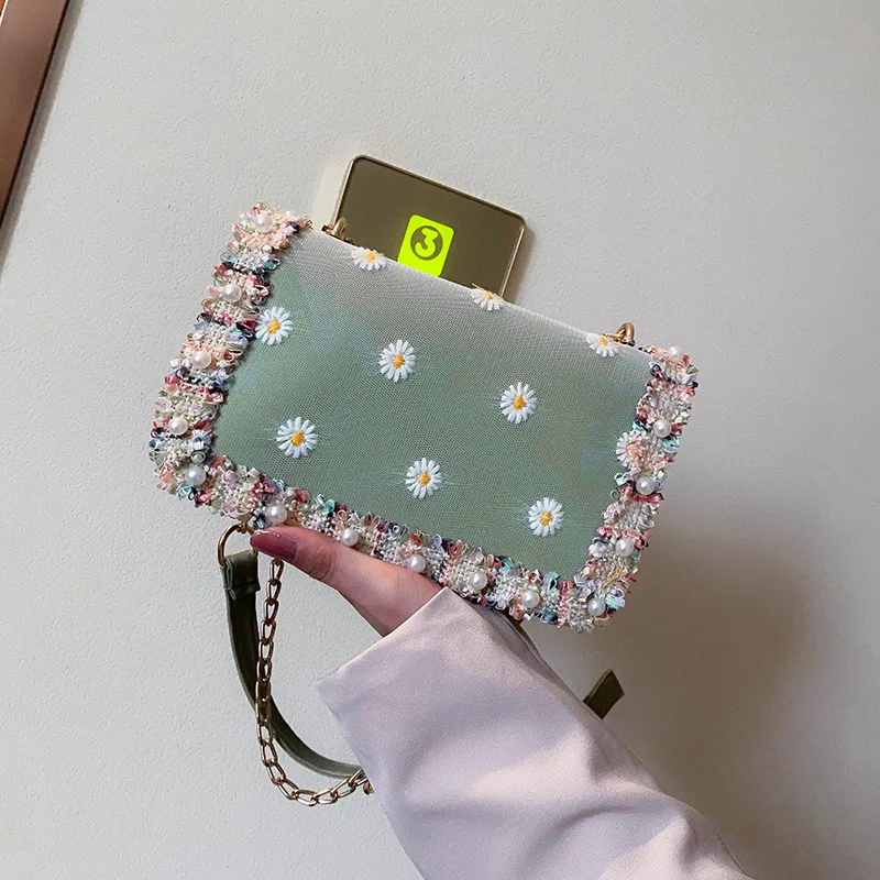 Сумка на плечо женская с жемчужной цепочкой вечерняя сумочка-конверт для