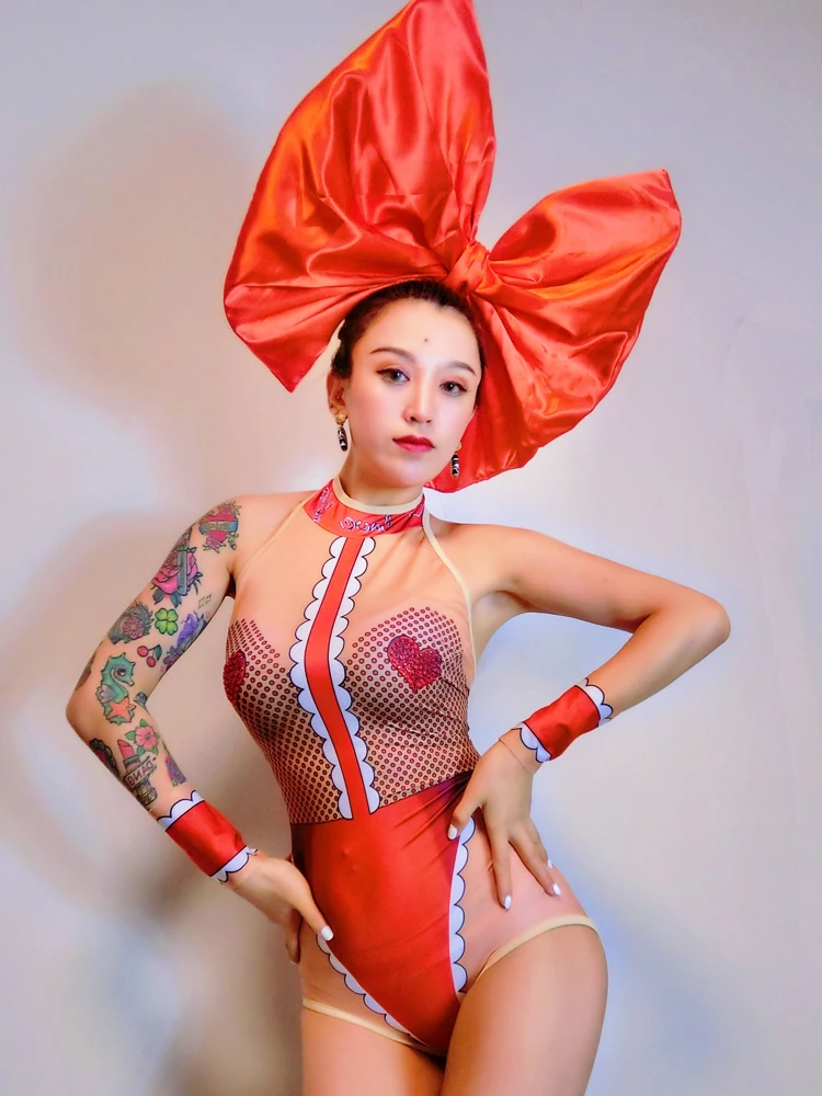 Сексуальный костюм с открытой спиной со стразами красный головной убор бантом на