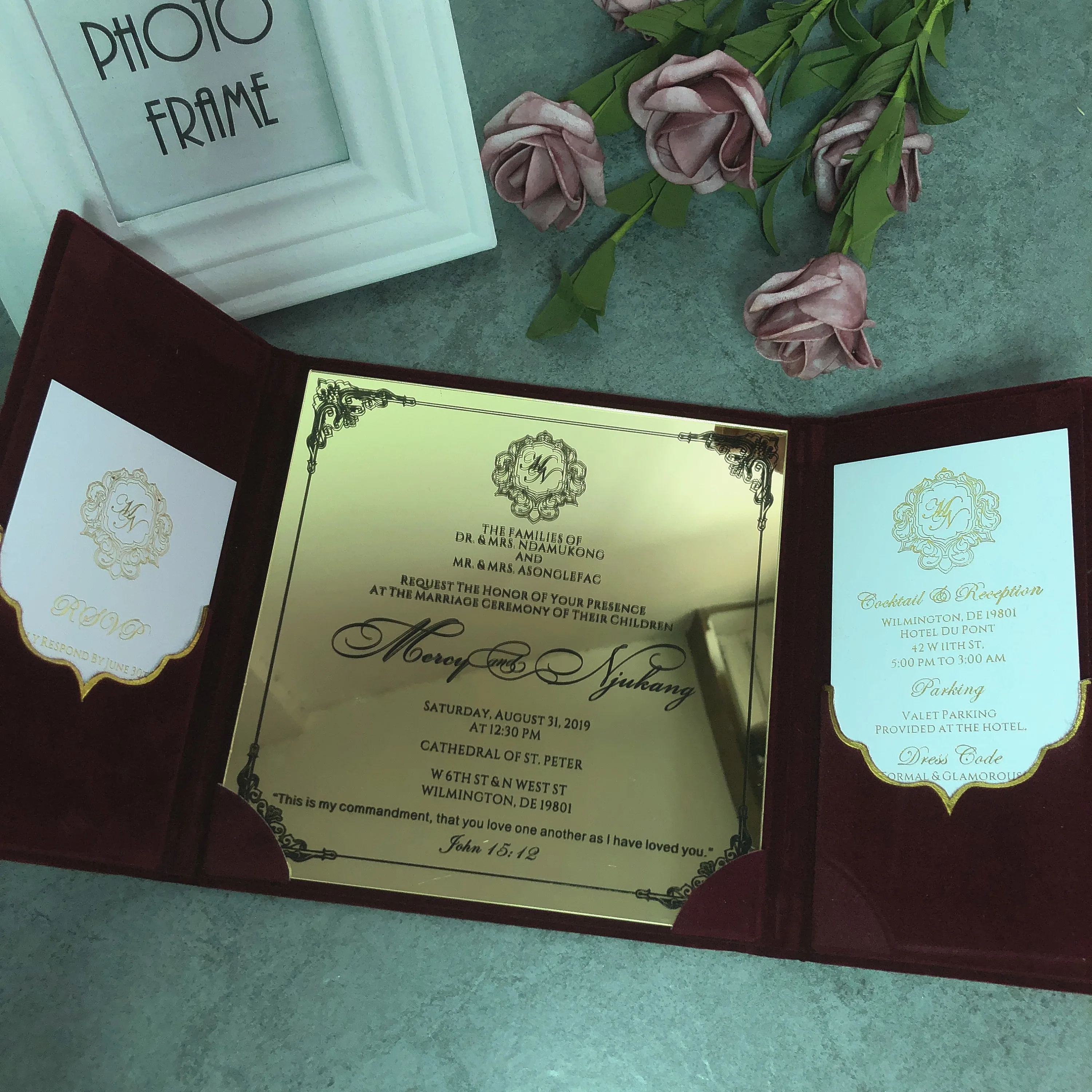 50 Бесплатная доставка Персонализированные бархатные свадебные пригласительные