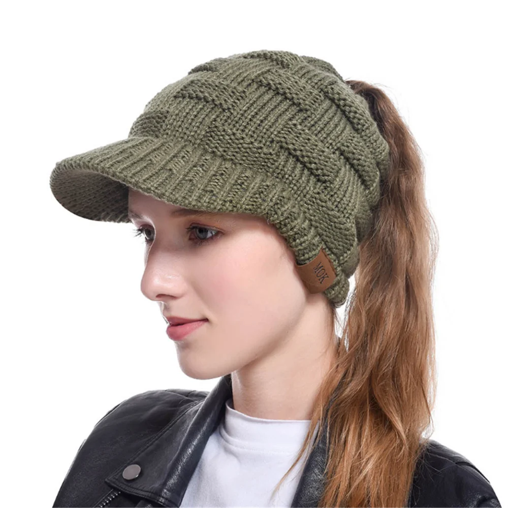 Шапка конский хвост зимняя женская вязаная теплая шапка пучок волос облегающая