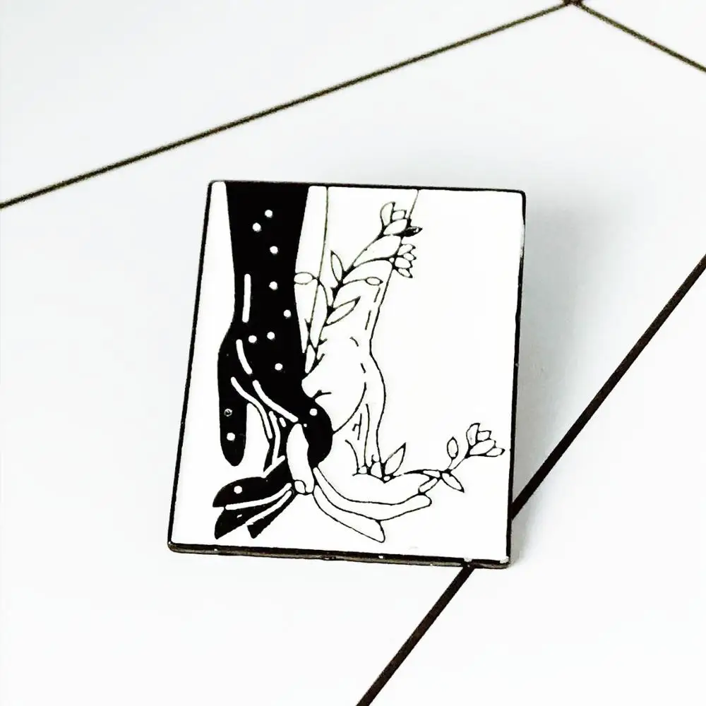 Эмалированная брошь в стиле панк черно-белая с мультяшным котом собакой значок