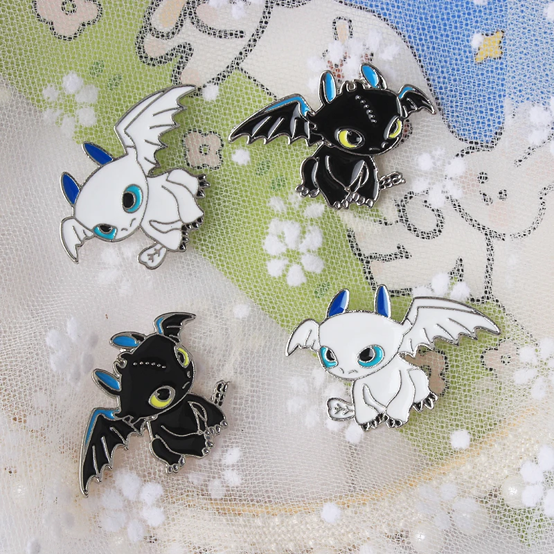 Значок в виде лапы котенка динозавра белая черная брошь на лацкан значок для