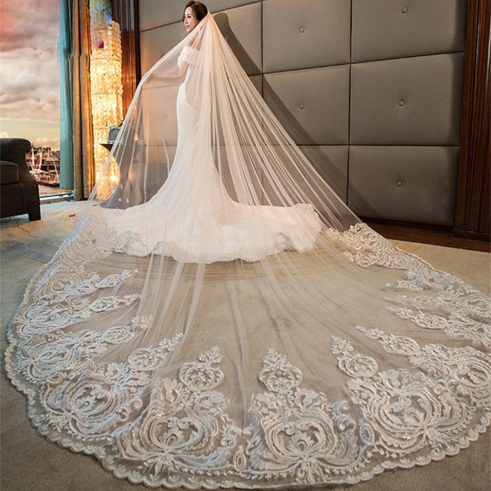 Роскошная свадебная фата расшитая блестками с большой аппликацией по краю длина