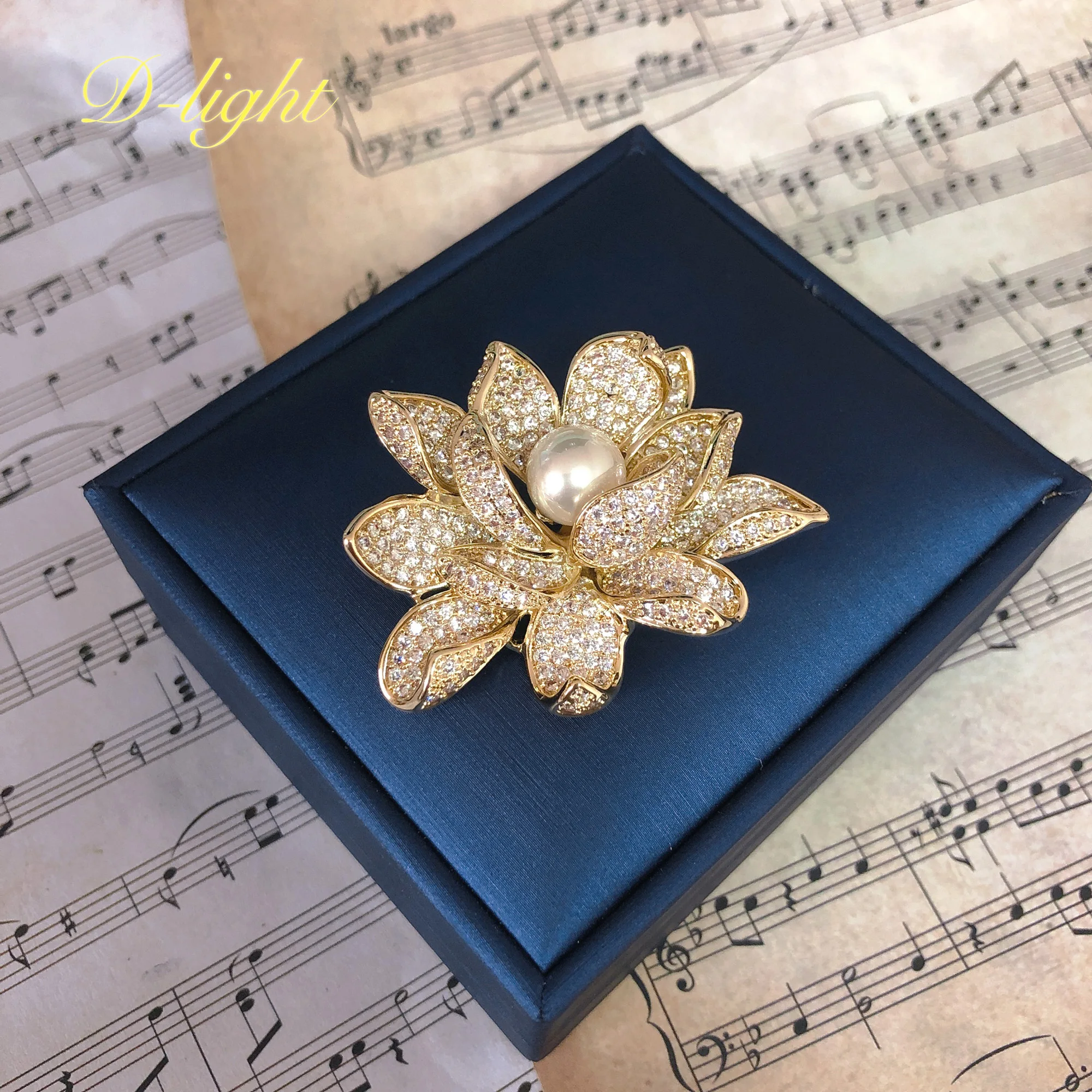 

Elegant Lady Luxury Zircon Pearl Three-dimensional Lotus Brooch Temperament Suit Dress Accessories Daily Wear Party Corsage Gift