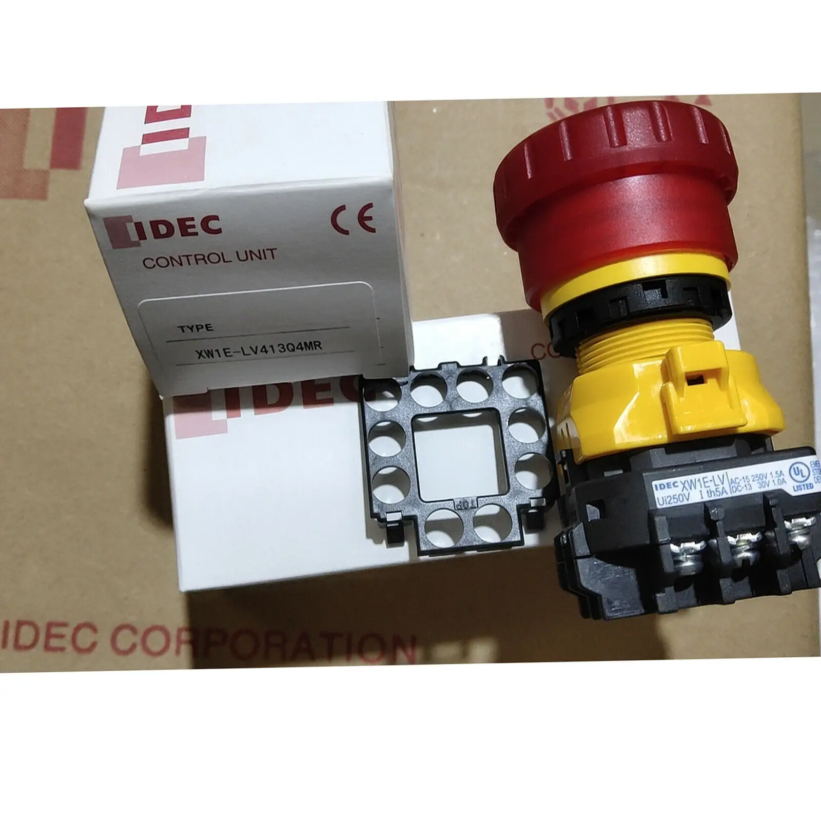 

XW1E-LV413Q4MR 22 мм Аварийная остановка освещенная Новинка 1 шт.