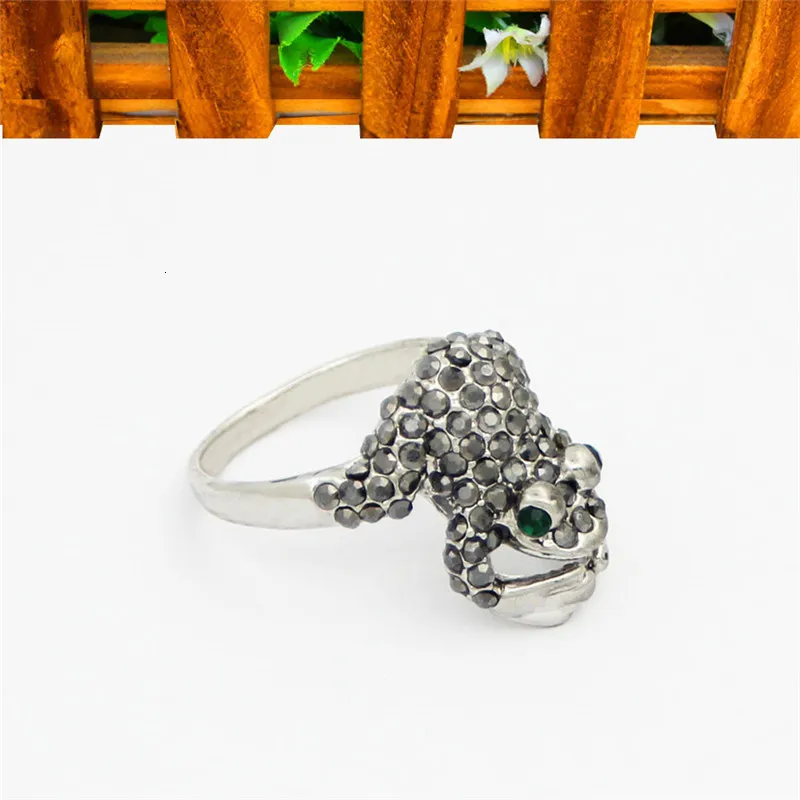 Exotic Frog Rhinestone Rings For Women Vintage Look Antique Silver Plated Animal Fashion Jewelry TR699