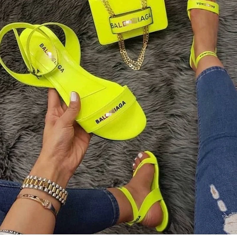 Сандалии женские из лакированной кожи пляжные босоножки на плоской подошве