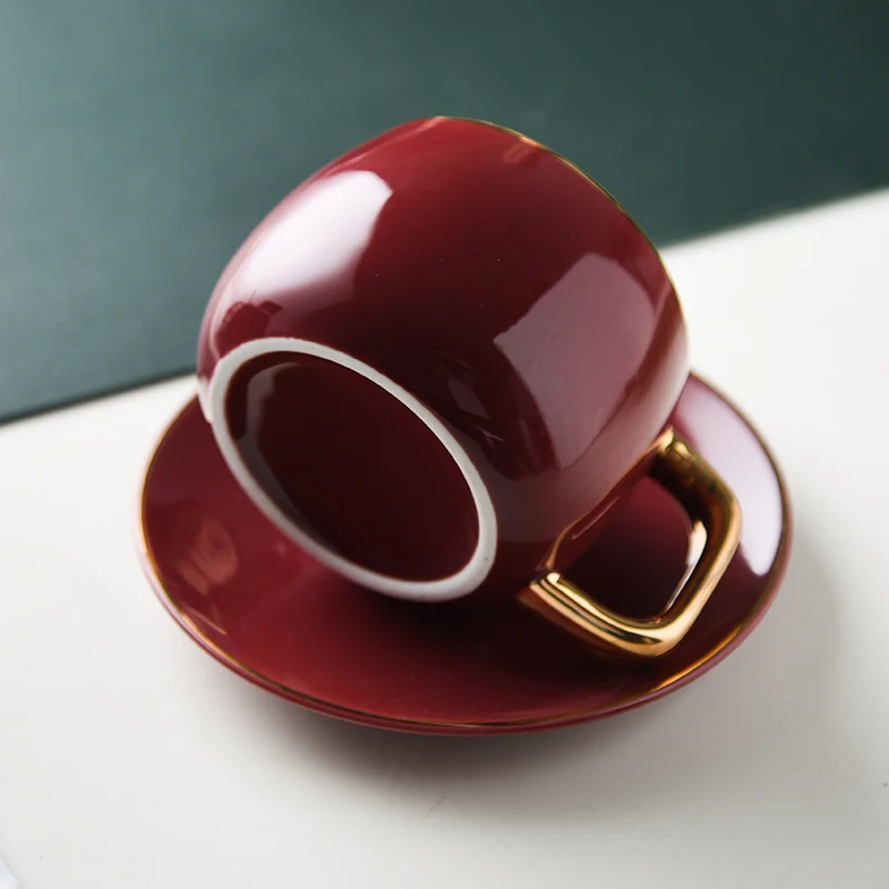 Фарфоровая кофейная чашка и блюдце в современном дизайне керамическая простая