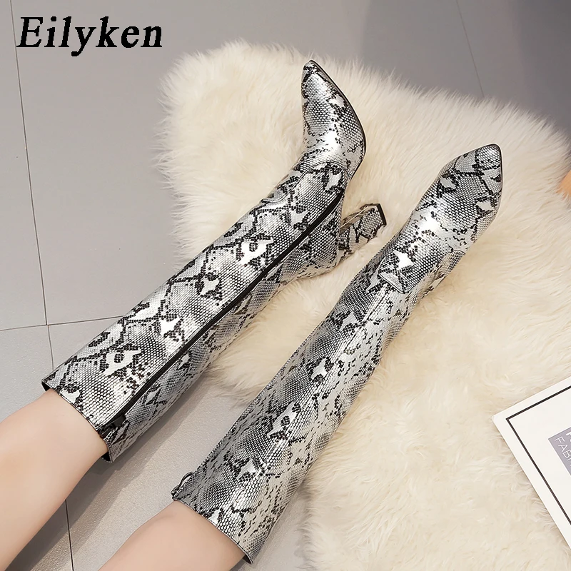 Eilyken; коллекция года; зимние сапоги до колена; пикантные сапоги из змеиной кожи; женские сапоги на высоком квадратном каблуке с острым носком на молнии