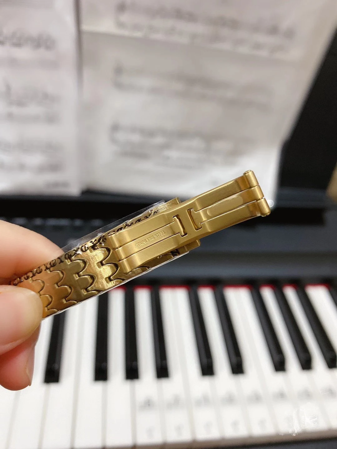 

2020 New Luxury Brand Women Lady Yellow Gold Quartz Watch Rectangle Stainless Steel Bracelet Diamonds Bezel Fish-scale Pattern