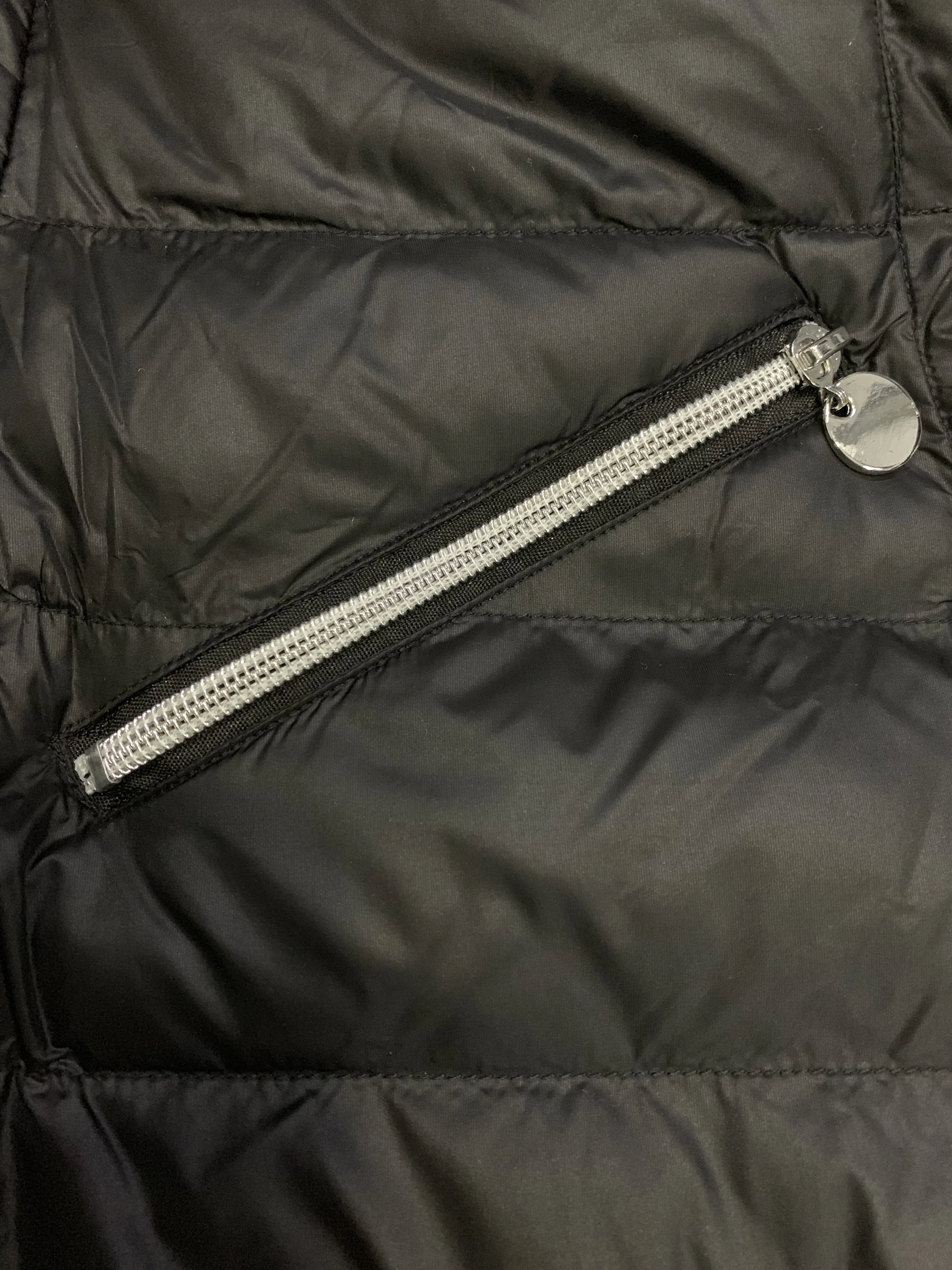 Пуховик женский с капюшоном и карманами на молнии | Женская одежда