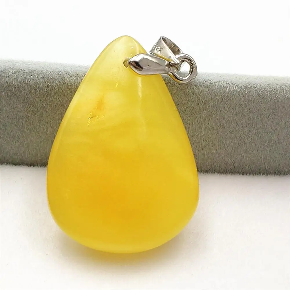 Подвеска из натурального янтаря с желтым драгоценным камнем 27x19x7 мм в виде капли