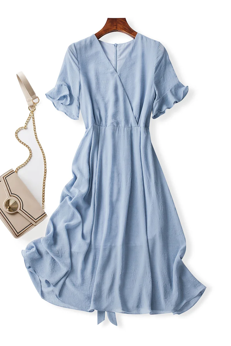 

Women's Chic Dress with Light Mature Style