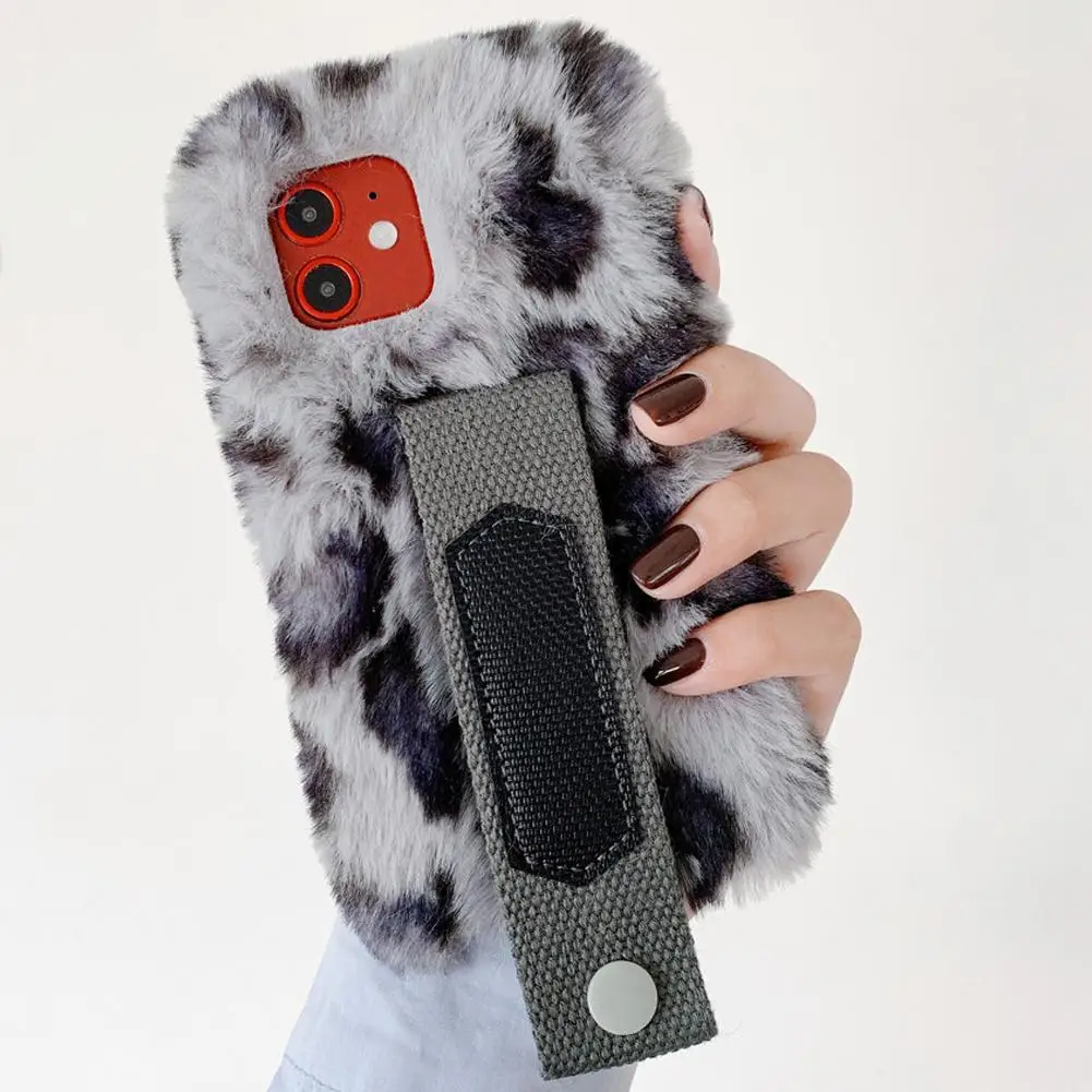 Чехол для телефона из меха. Пушистый чехол. Меховой чехол для телефона. Мех телефон. Чехол из норки.