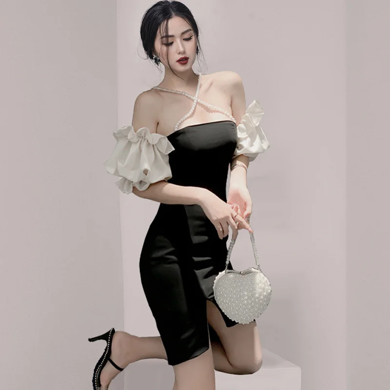 

Женское приталенное платье с лямкой на шее, открытыми плечами и жемчужинами