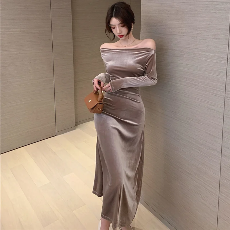 

Осенне-зимнее элегантное привлекательное облегающее Плиссированное теплое бархатное длинное платье с косым плечом и надписью «Lady of Note»