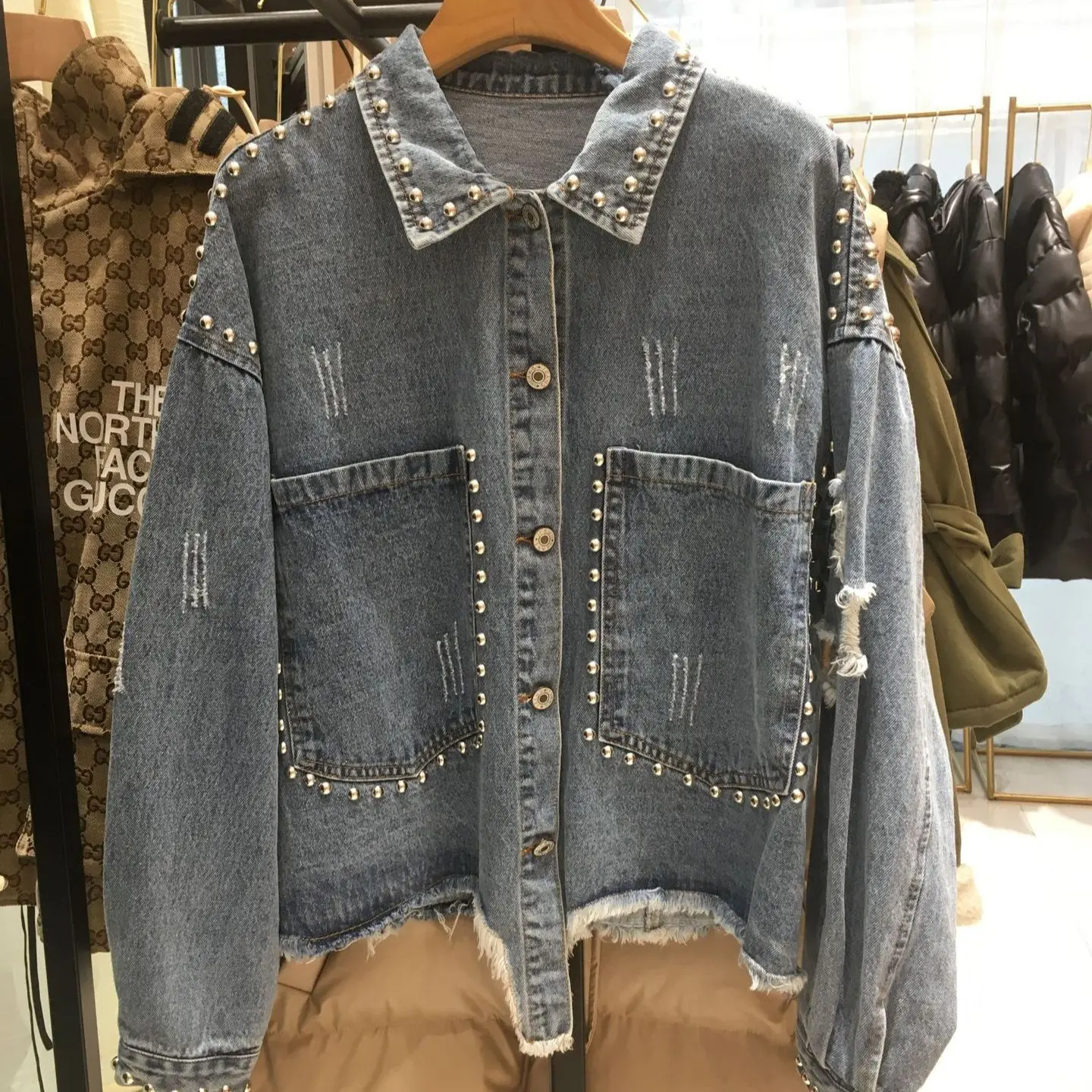 

Rivet Raw Edge Denim Jacket Women 2021 Spring Autumn New Korean Loose Beaded Pockets Frayed Jean Coat Cowboy Tops Female Y1580