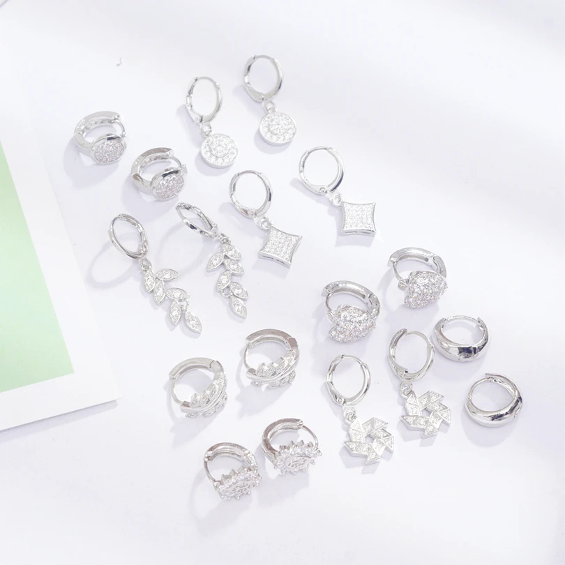 Отлично в виде колец геометрической формы серьги на подарок девочке из белого