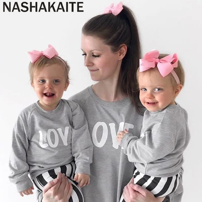 Семейные комплекты осенне зимний свитер толстовки с надписью Love Одежда для мамы