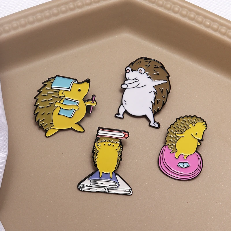 Ежик Повседневная жизнь штифты весовые весы книга эмаль одежда отворот значок