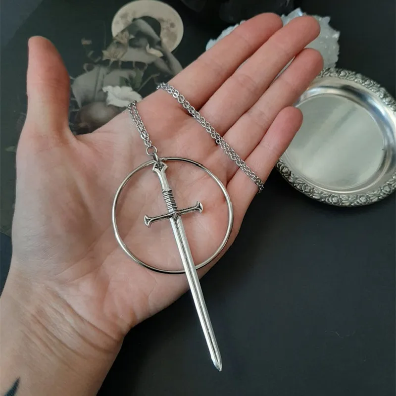 Ожерелье-обруч с кулоном в готическом стиле | Украшения и аксессуары