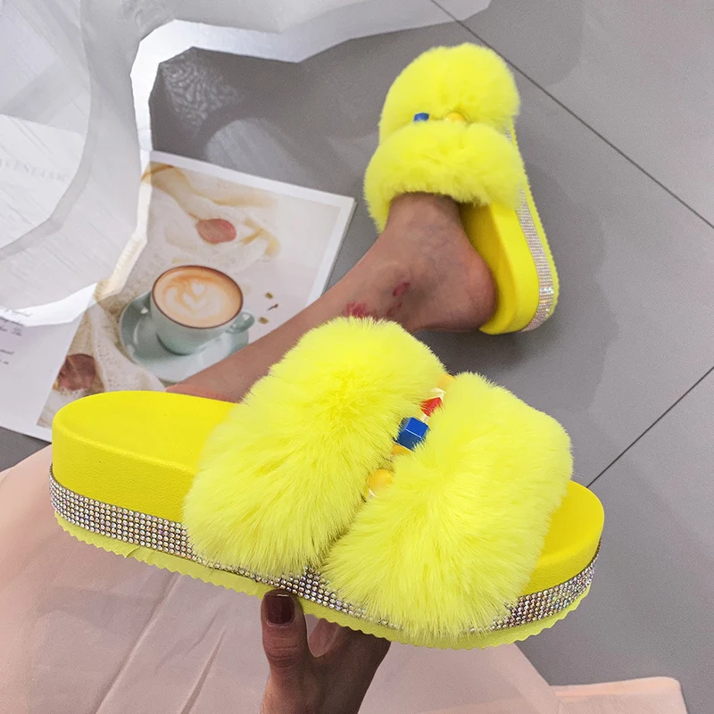 

Шлепанцы женские меховые однотонные, на танкетке, стразы
