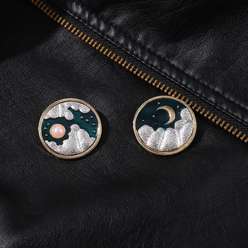 

Moon and Sun Enamel Brooches Romantic Vintage Skylight Metal Badges for Bag Clothes Backpack Hats Fashion Jewelry Gift Wholesale