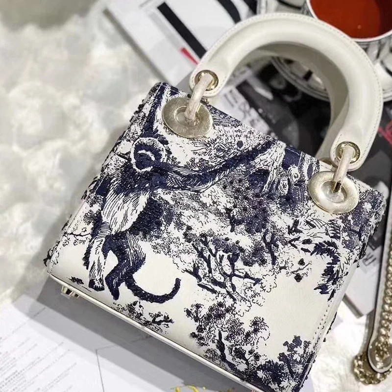 

Heavy craftsmanship, embroidery, beading, patterns, retro leather handbags, ladies new fashion, metal chain, messenger bag