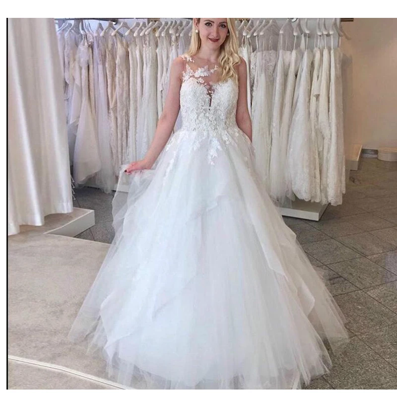 

Wedding Dresses Sleeveless Illusion Bodice 2021 Appliques Covered Buttons Tiered Skirt Bridal Dresses Vestidos De Noiva