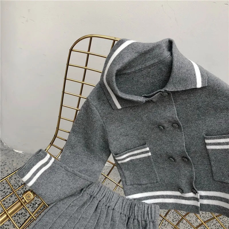 Милый шерстяной трикотажный комплект одежды в консервативном стиле для девочек