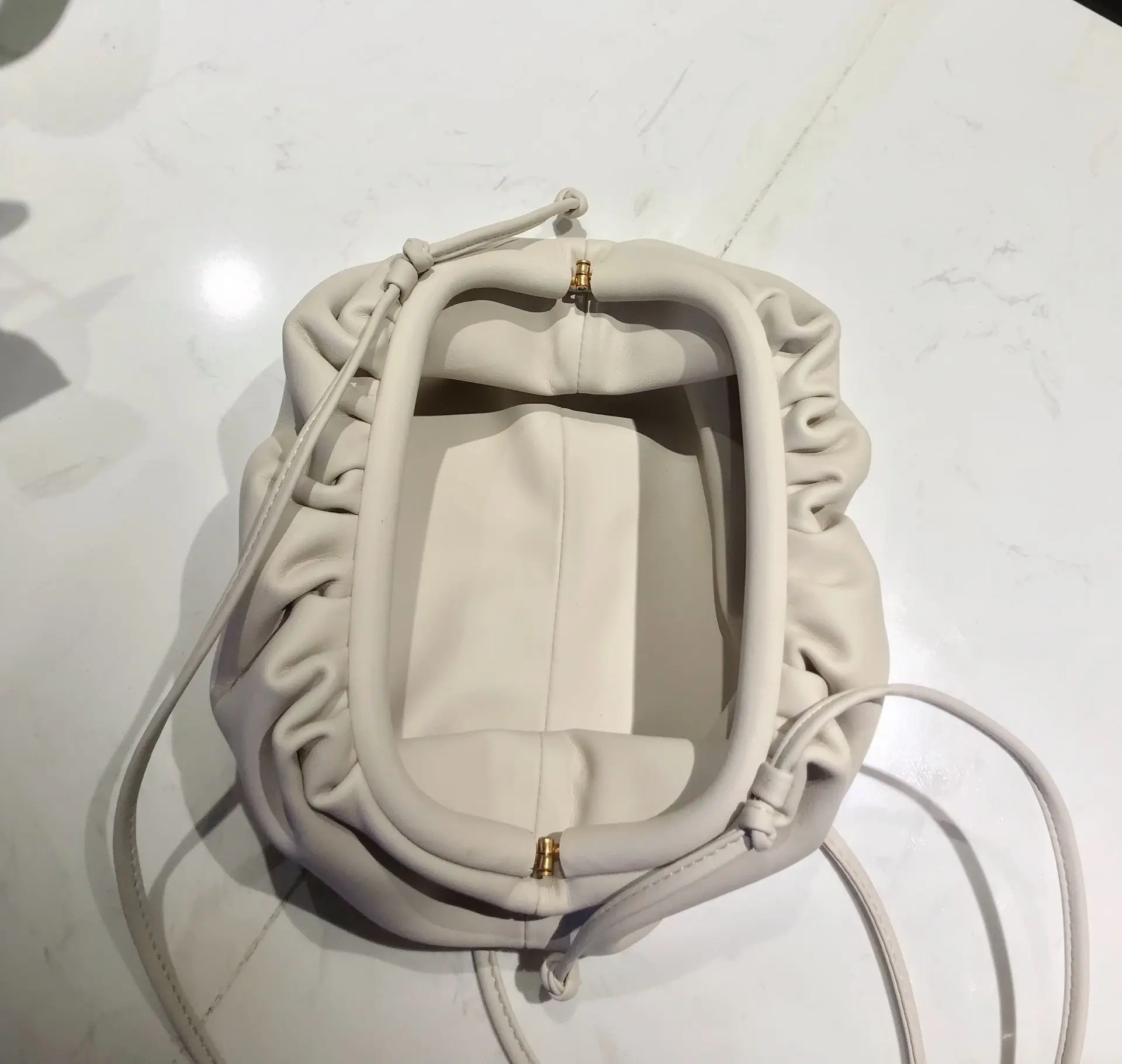 Ins натуральная коровья кожа облачная сумка мягкая мятая пельмень через плечо