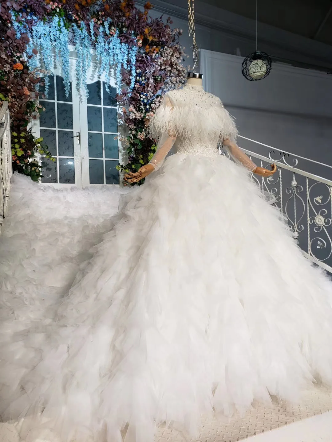 2019 Luxuy Cystals Top Feathers Wedding Dress Sexy Transparent Layers Skirt Puffy Ball Gown Bridal Gown Custom Made Ball Gown